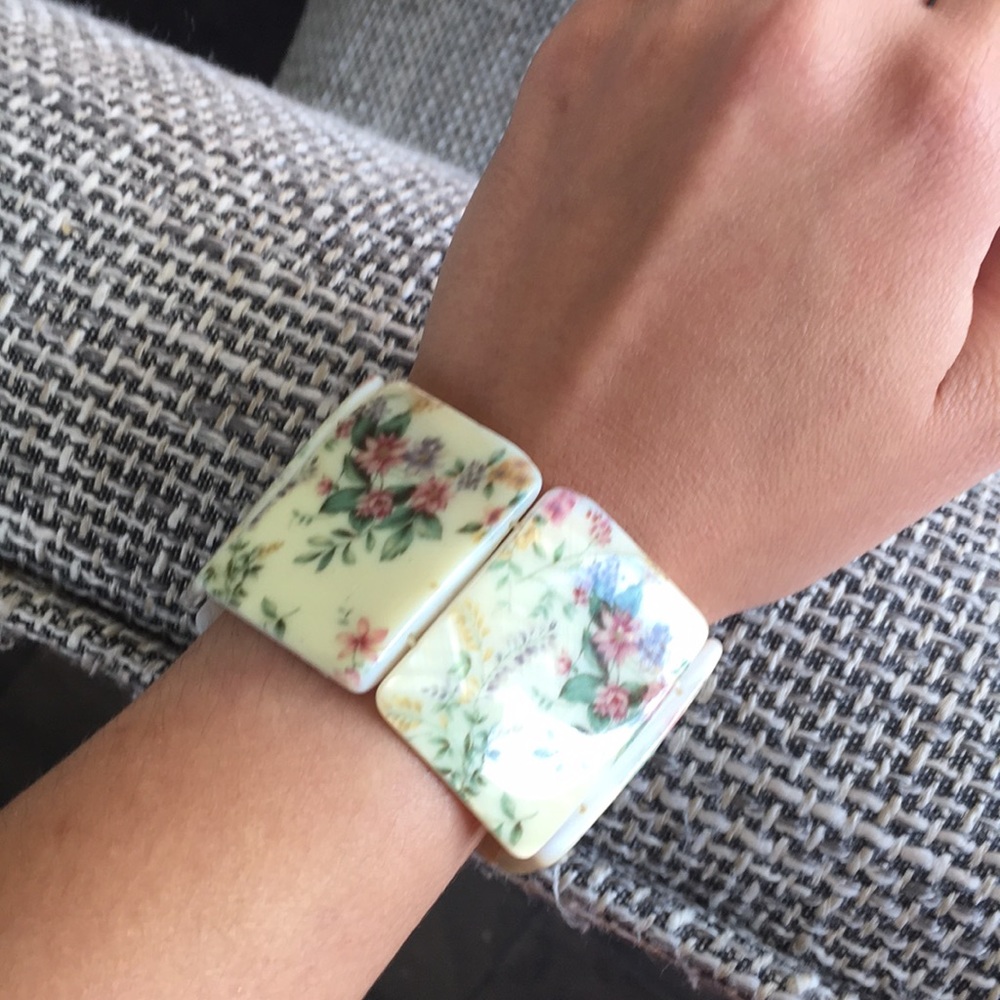 Shell Floral Bracelet - Picture 5 of 5